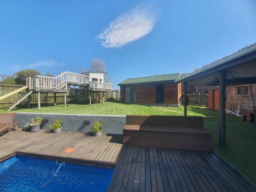 To Let 3 Bedroom Property for Rent in Cove Rock Eastern Cape